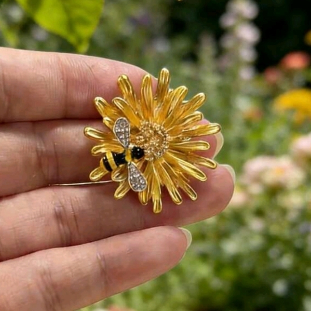 Elegant Sunflower Bee Golden Floral Ring